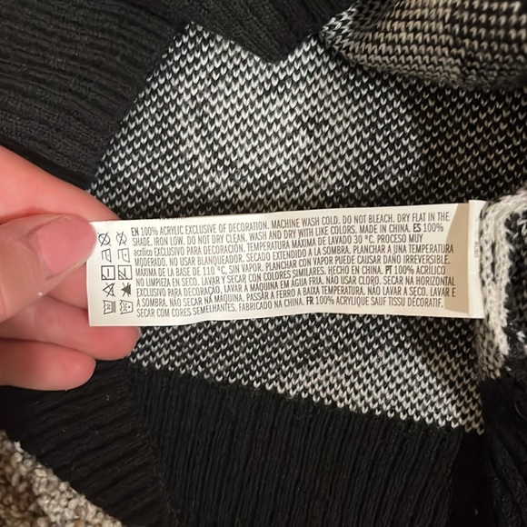 Forever 21 Smiley Sweater - Picture 4 of 4